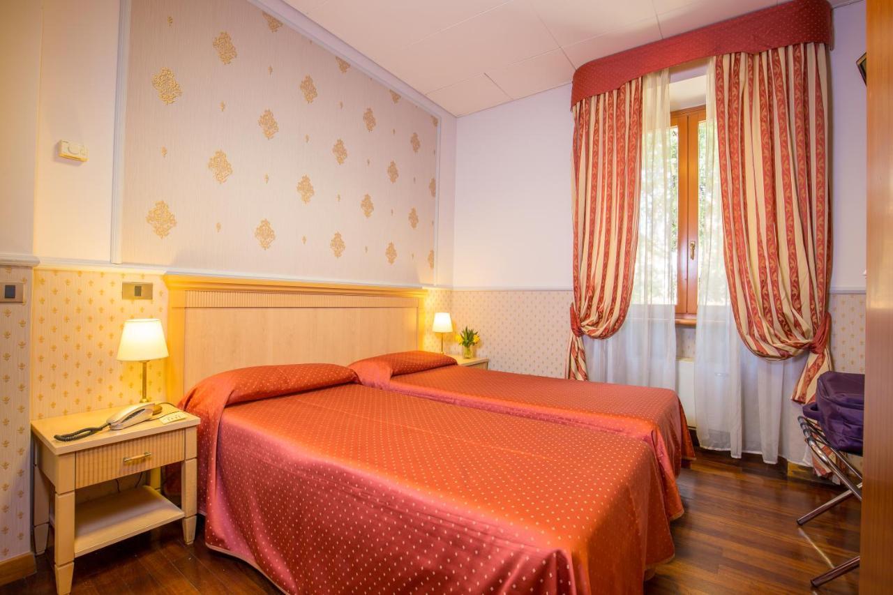 Arco Di Travertino Hotel Rom